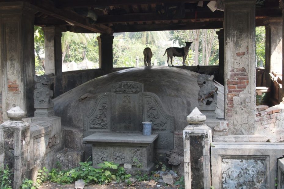 Bangkok, Silom Road. Hokkien Chinese Cemetery dogs